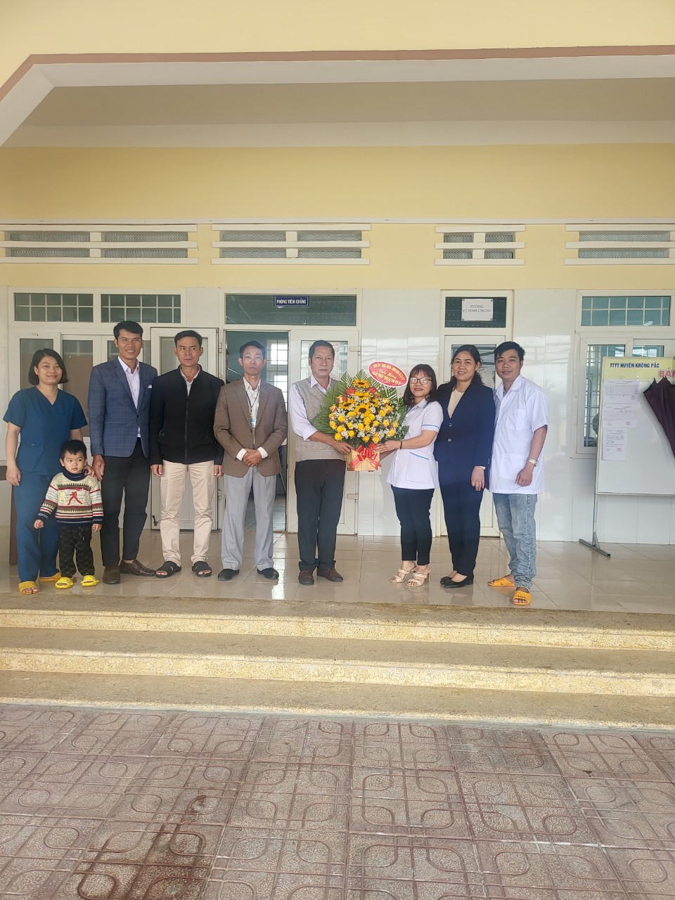 Lãnh đạo Đảng ủy, UBND xã Ea Uy thăm tặng quà Trạm Y tế nhân kỷ niệm 68 năm ngày Thầy thuốc Việt Nam (27/2/1955 - 27/2/2023)