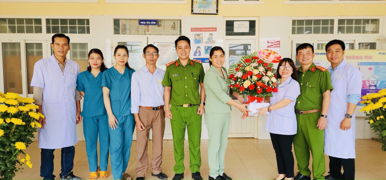 Sáng ngày 27/02/2024, lãnh đạo xã Ea Uy đã đến thăm và tặng quà cán bộ y, bác sĩ Trạm Y tế xã Ea Uy nhân dịp kỷ niệm 69 năm Ngày Thầy thuốc Việt Nam (27/2/1955 - 27/2/2024).
