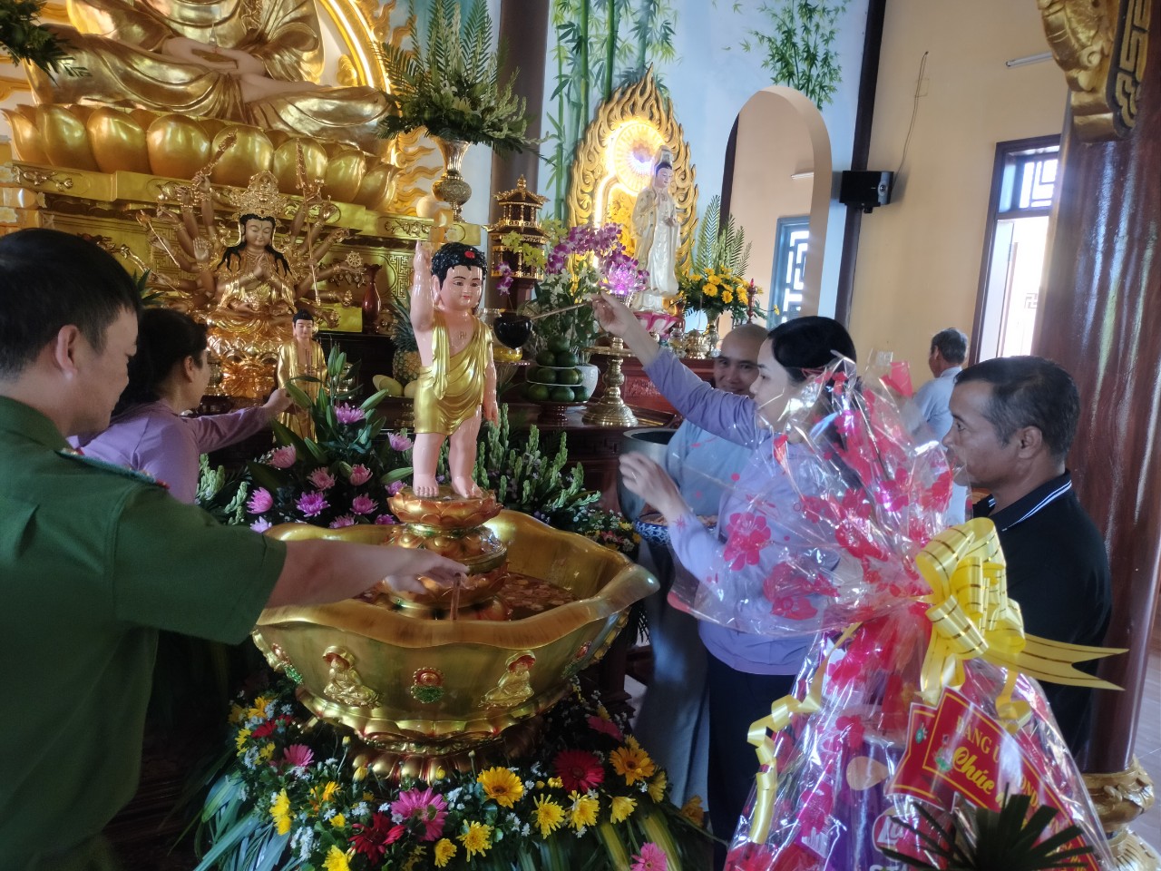 Lãnh đạo xã Ea Uy thăm, chúc mừng chùa Phước Thiện nhân ngày Đại lễ Phật đản năm 2023.